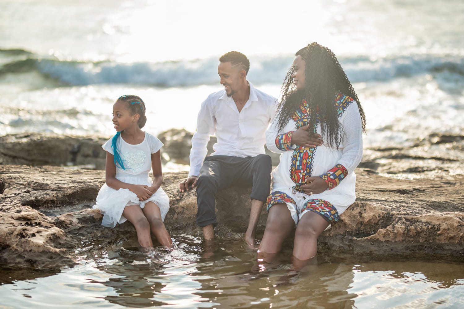 צילומי משפחה בים בחוף על סלעים צילומי משפחה